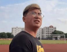 冠军选手退役后干起搬运工(gōng)