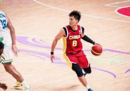 赵继伟解说亚洲盃(bēi)比赛 赞赵睿在场表现