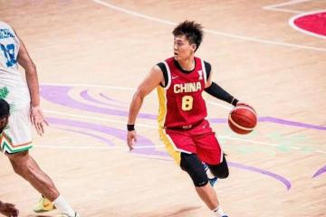 赵继伟解说亚洲盃(bēi)比赛 赞赵睿在场表现