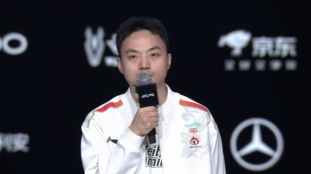 LOL世界亚军暗示退(tuì)役,賽(sài)后採(cǎi)访粉丝炸锅,刚赢比賽(sài)搞队友心态?