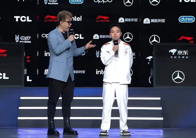 LOL世界亚军暗示退(tuì)役,賽(sài)后採(cǎi)访粉丝炸锅,刚赢比賽(sài)搞队友心态?