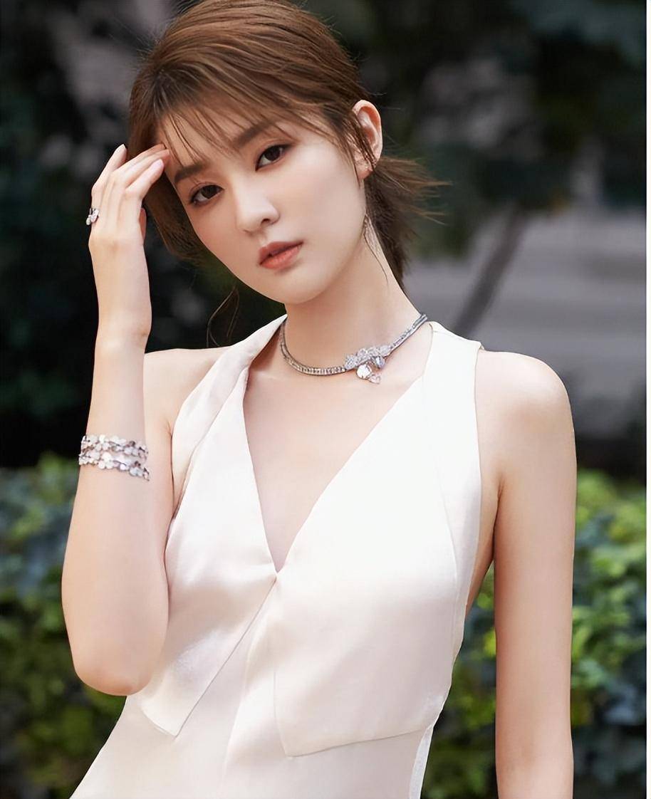 天(tiān)呐!喬(qiáo)欣这波(bō)操作太秀了,500亿豪门?秘密結(jié)婚(hūn)?这是要(yào)上(shàng)天(tiān)!