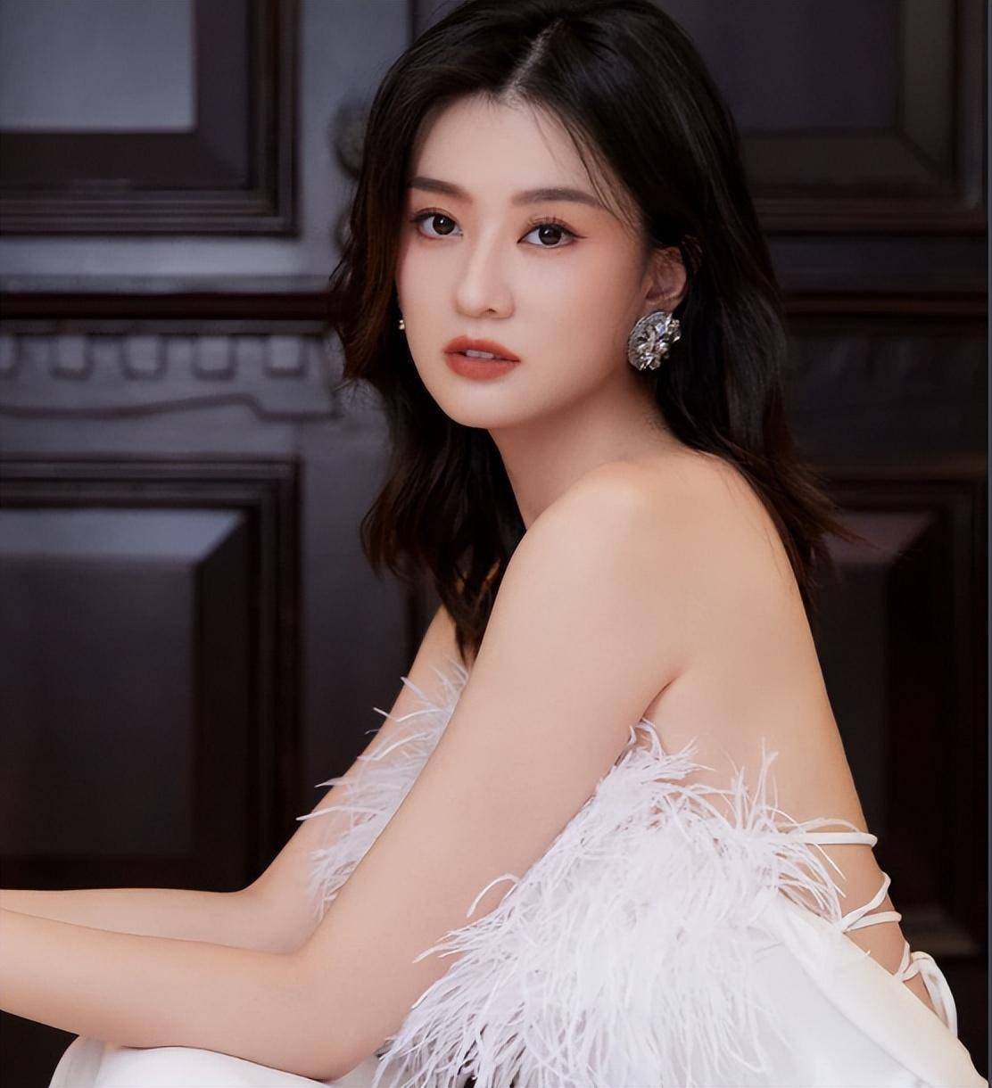 天(tiān)呐!喬(qiáo)欣这波(bō)操作太秀了,500亿豪门?秘密結(jié)婚(hūn)?这是要(yào)上(shàng)天(tiān)!