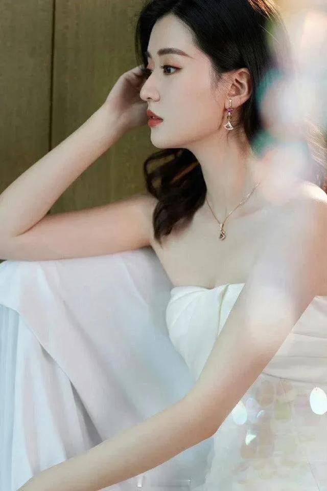 天(tiān)呐!喬(qiáo)欣这波(bō)操作太秀了,500亿豪门?秘密結(jié)婚(hūn)?这是要(yào)上(shàng)天(tiān)!