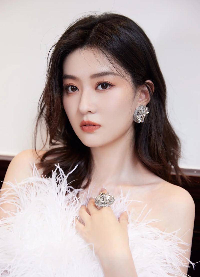 天(tiān)呐!喬(qiáo)欣这波(bō)操作太秀了,500亿豪门?秘密結(jié)婚(hūn)?这是要(yào)上(shàng)天(tiān)!