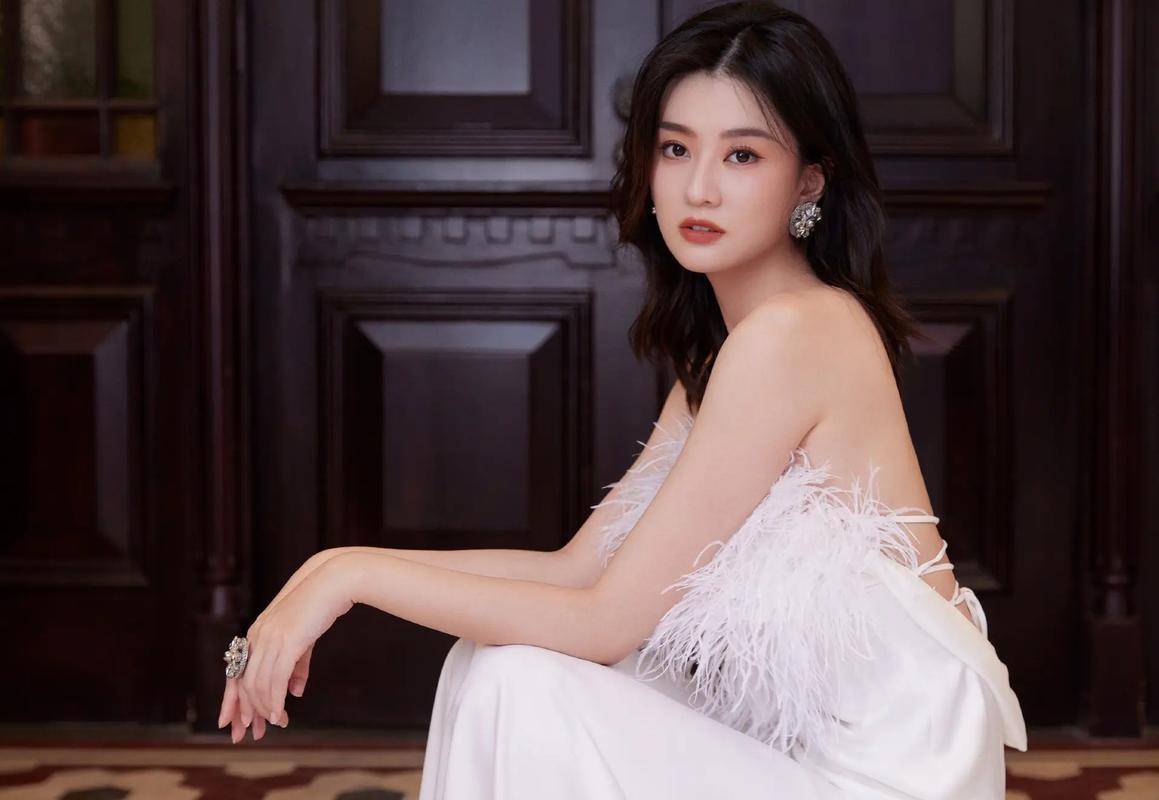 天(tiān)呐!喬(qiáo)欣这波(bō)操作太秀了,500亿豪门?秘密結(jié)婚(hūn)?这是要(yào)上(shàng)天(tiān)!