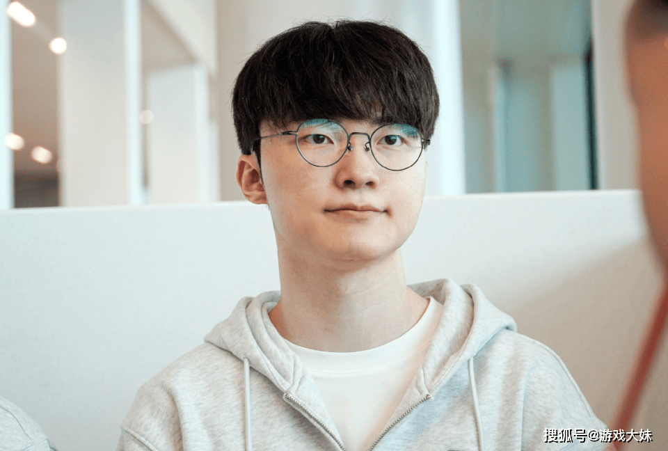 LOL官方(fāng)再次发文强调,faker就是傳(chuán)奇选手,地位无人能(néng)撼(hàn)動(dòng)