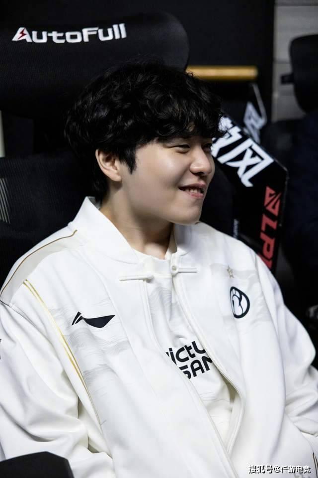 LOL：TheShy透(tòu)露(lù)退役时间，想(xiǎng)跟Rookie打到退役