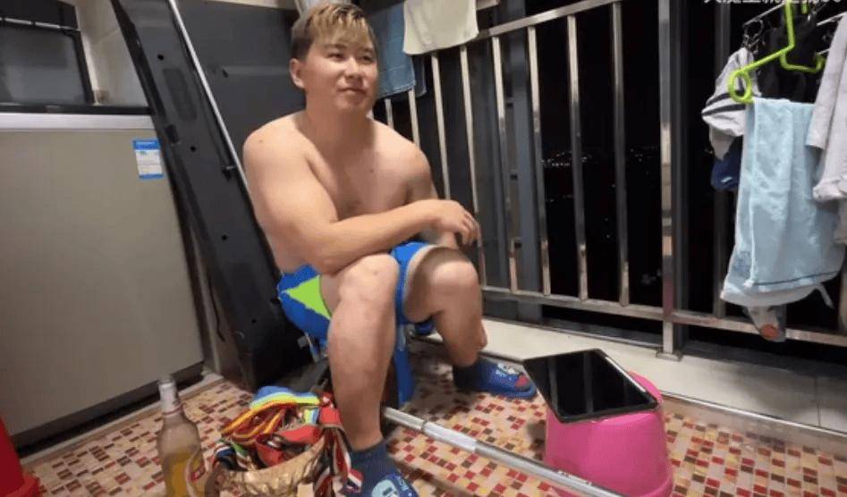 冠军选手退役后干起搬运工(gōng)