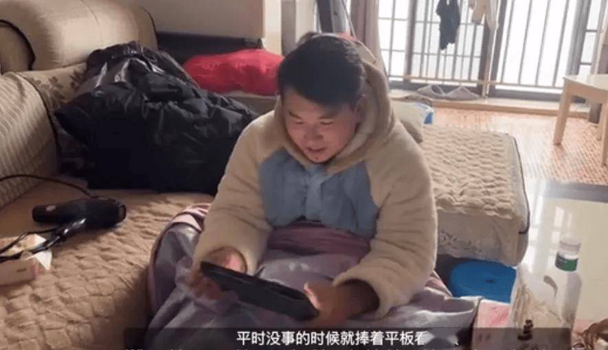 冠军选手退役后干起搬运工(gōng)