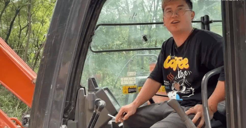 冠军选手退役后干起搬运工(gōng)