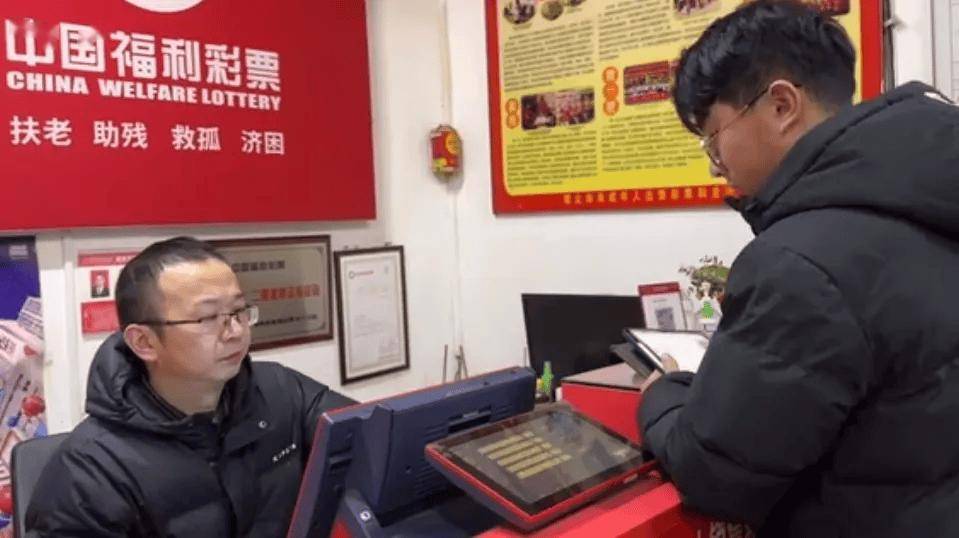 冠军选手退役后干起搬运工(gōng)