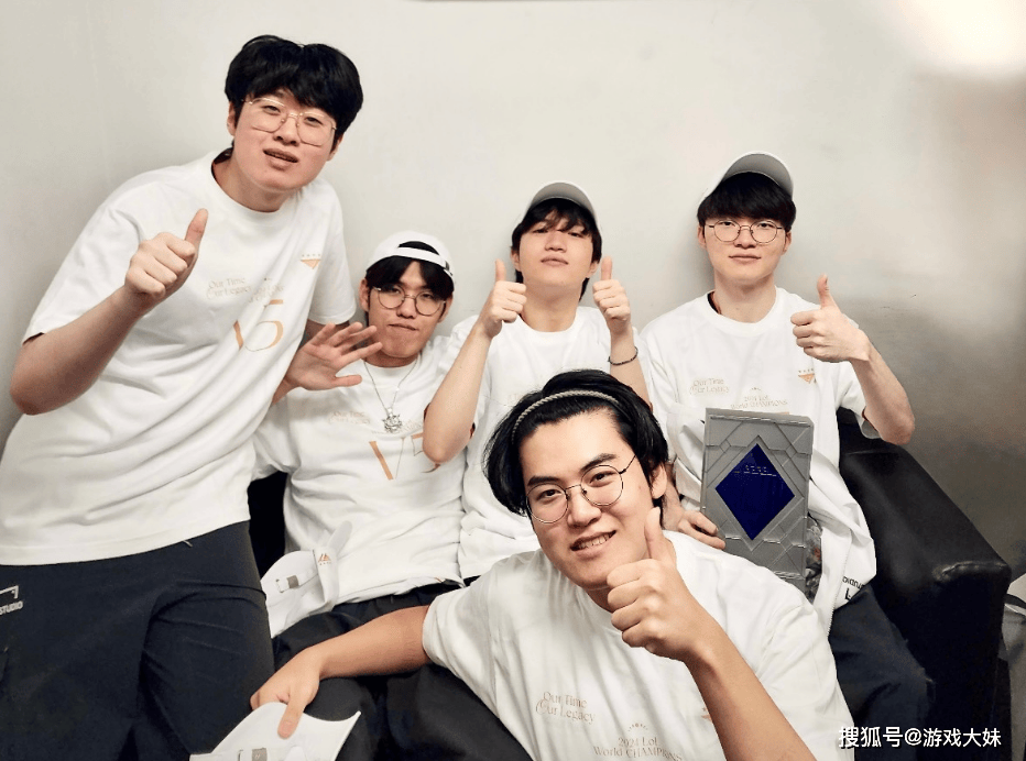 S14冠军皮(pí)肤开始宣(xuān)传,zeus却被区别对待(dài),登錄(lù)页面被故意(yì)遮挡