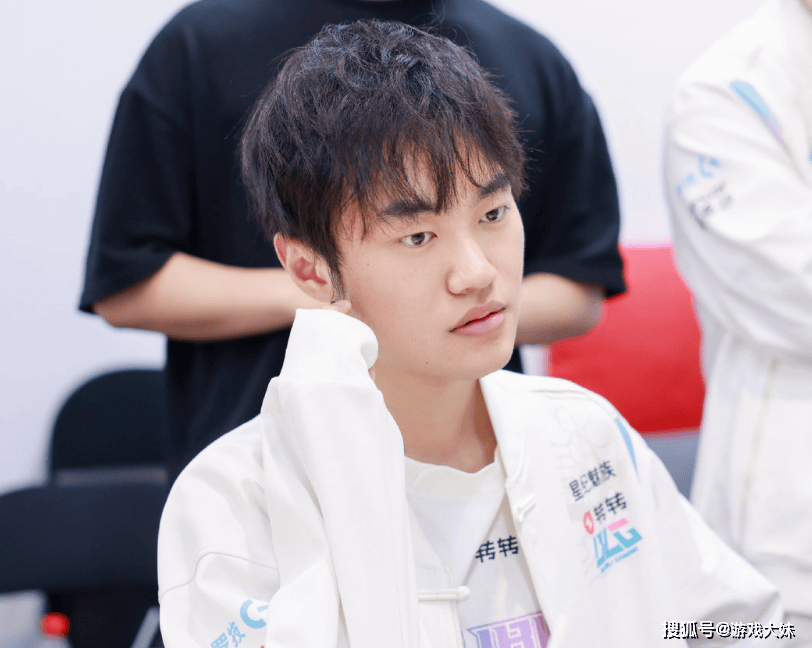 LOL官方點(diǎn)名knight,将他所有榮(róng)譽(yù)羅(luó)列出來(lái),离大满贯还差一個(gè)S冠