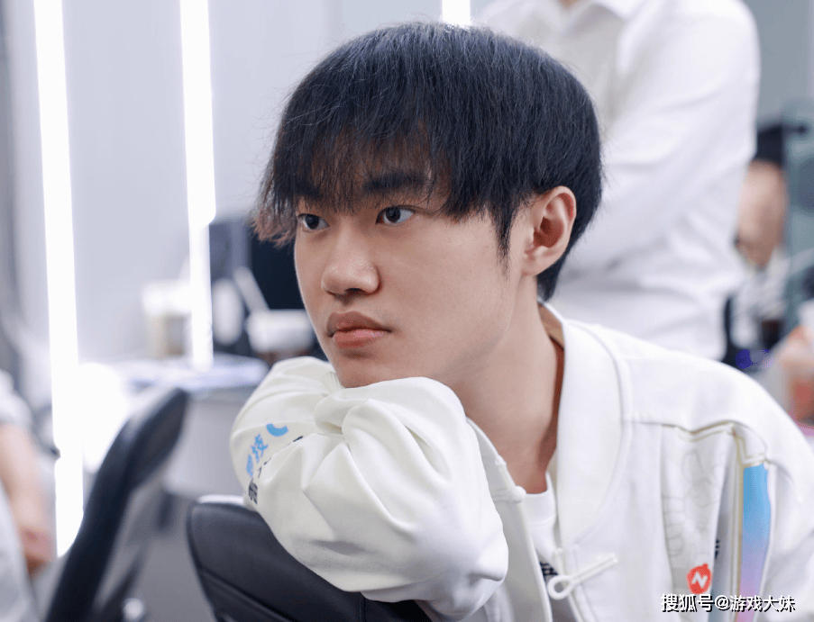 LOL官方點(diǎn)名knight,将他所有榮(róng)譽(yù)羅(luó)列出來(lái),离大满贯还差一個(gè)S冠