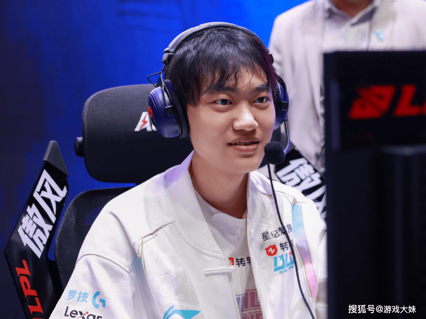 LOL官方點(diǎn)名knight,将他所有榮(róng)譽(yù)羅(luó)列出來(lái),离大满贯还差一個(gè)S冠