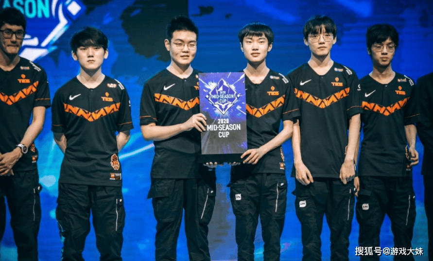 LOL官方點(diǎn)名knight,将他所有榮(róng)譽(yù)羅(luó)列出來(lái),离大满贯还差一個(gè)S冠