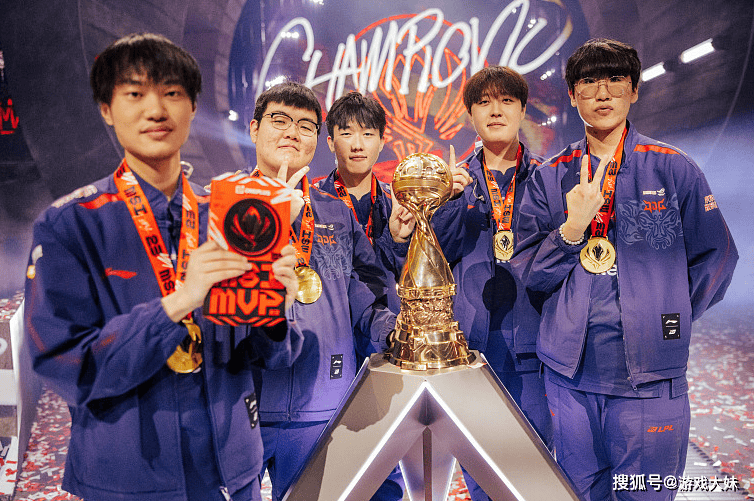 LOL官方點(diǎn)名knight,将他所有榮(róng)譽(yù)羅(luó)列出來(lái),离大满贯还差一個(gè)S冠