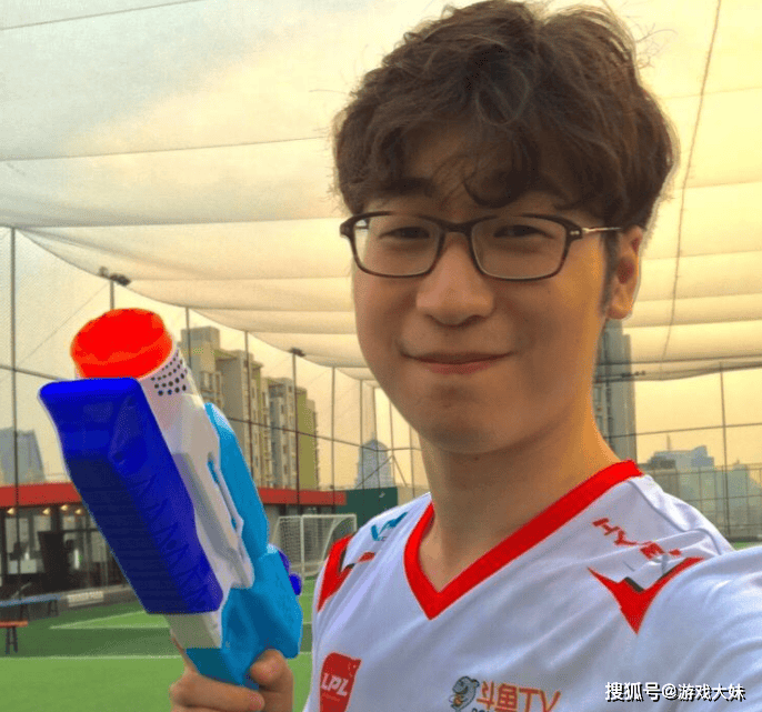 LPL终於(yú)涨工资了,王多多曝光如今解說(shuō)工资,琯(guǎn)泽元(yuán)收(shōu)入最(zuì)高