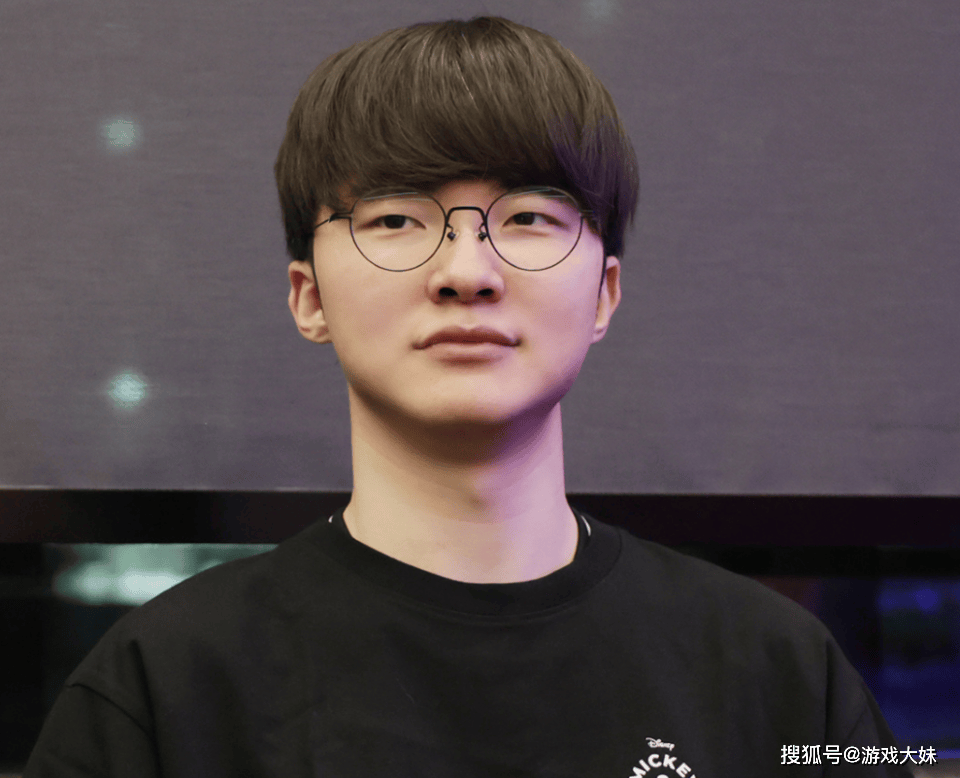 LOL比赛暫(zàn)停长达3小时,选手打(dǎ)开直播(bō)看(kàn)比赛,被(bèi)官(guān)方禁赛处罚