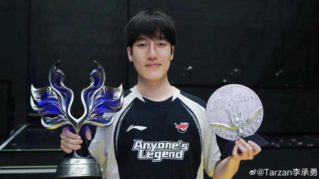 LPL史上零(líng)差评韩援(yuán),从惨遭降级到世(shì)界冠軍(jūn),遭LPL多家战队哄搶(qiǎng)