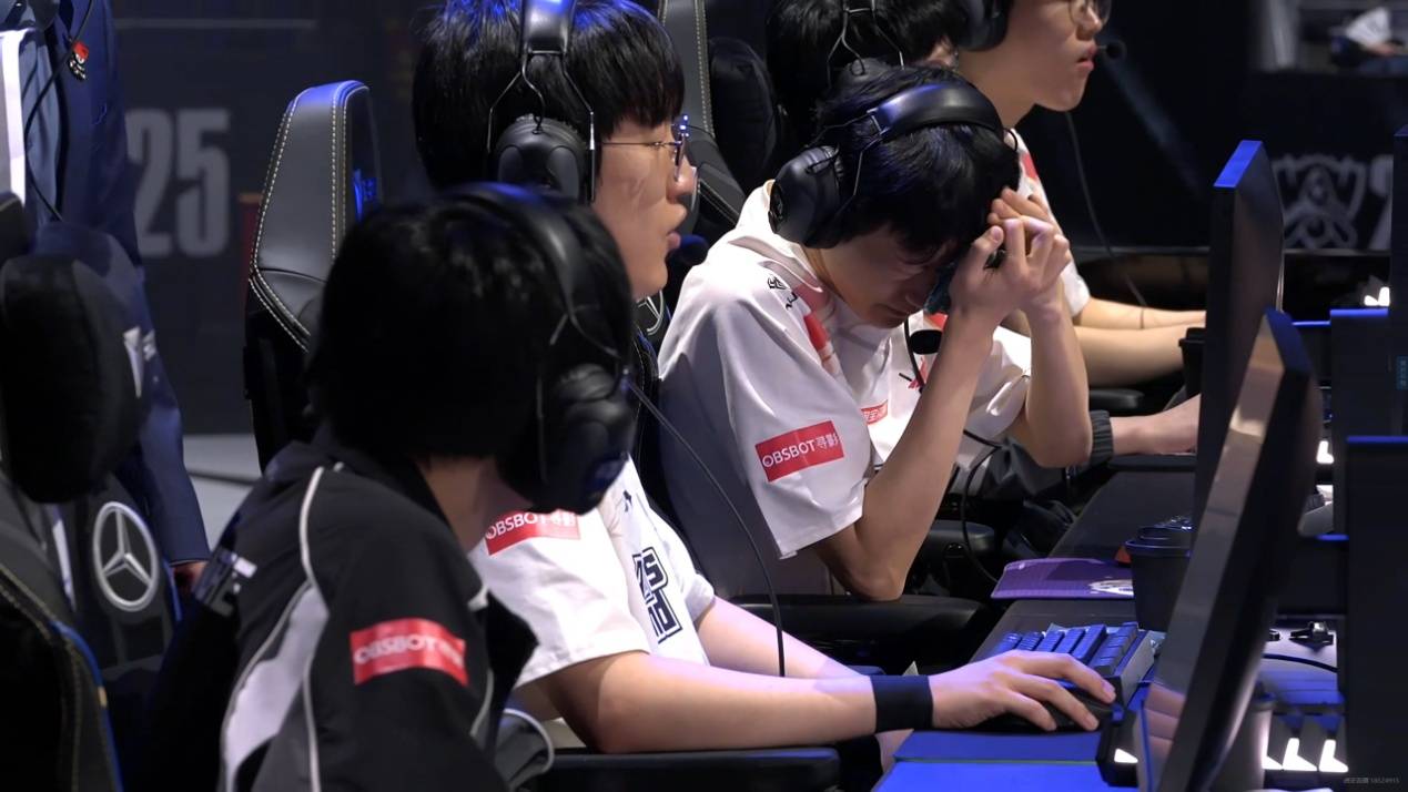 LPL上演绝望(wàng)一幕(mù)！解(jiě)说现場(chǎng)痛哭(kū)，二路哀(āi)声一片(piàn)，真正的末日来了