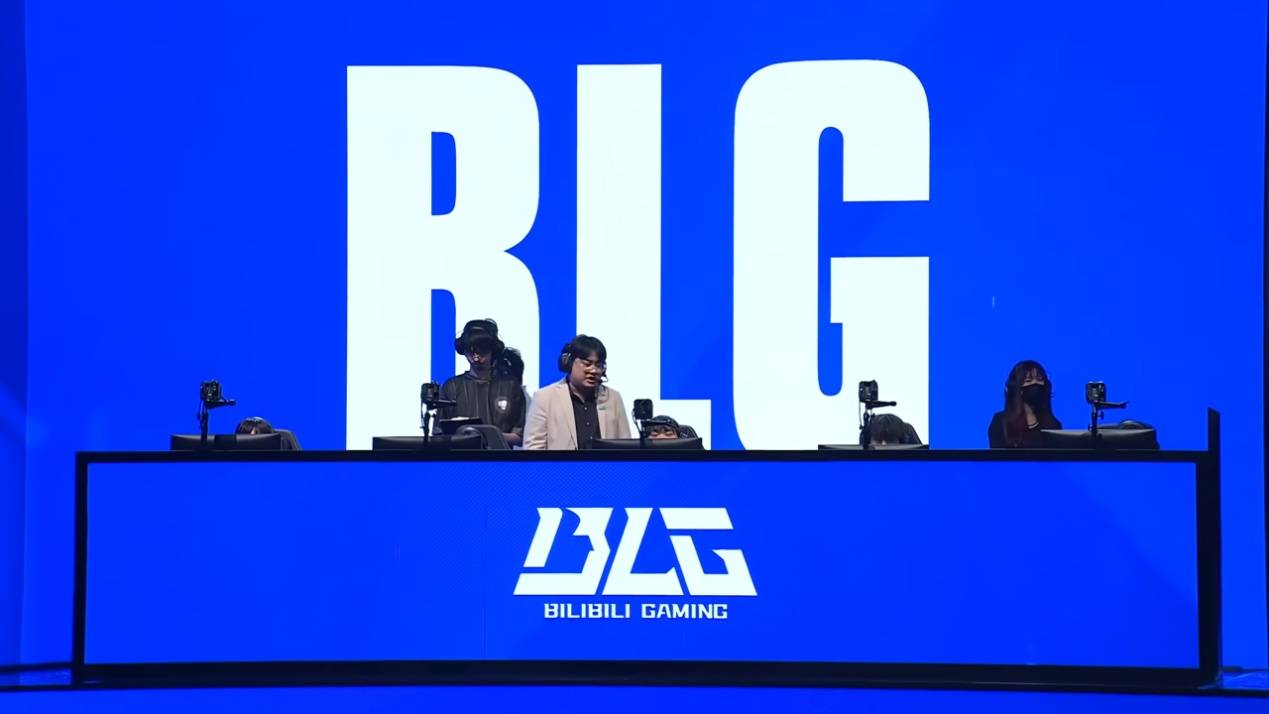 LPL上演绝望(wàng)一幕(mù)！解(jiě)说现場(chǎng)痛哭(kū)，二路哀(āi)声一片(piàn)，真正的末日来了