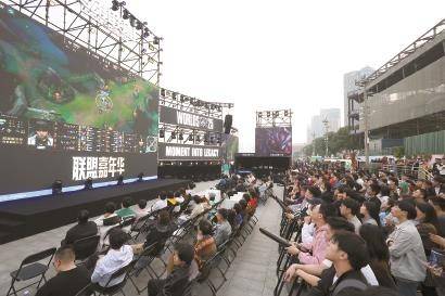 沉浸式线下(xià)观赛体验 电竞嘉年华蓆(xí)卷上海北外灘(tān)