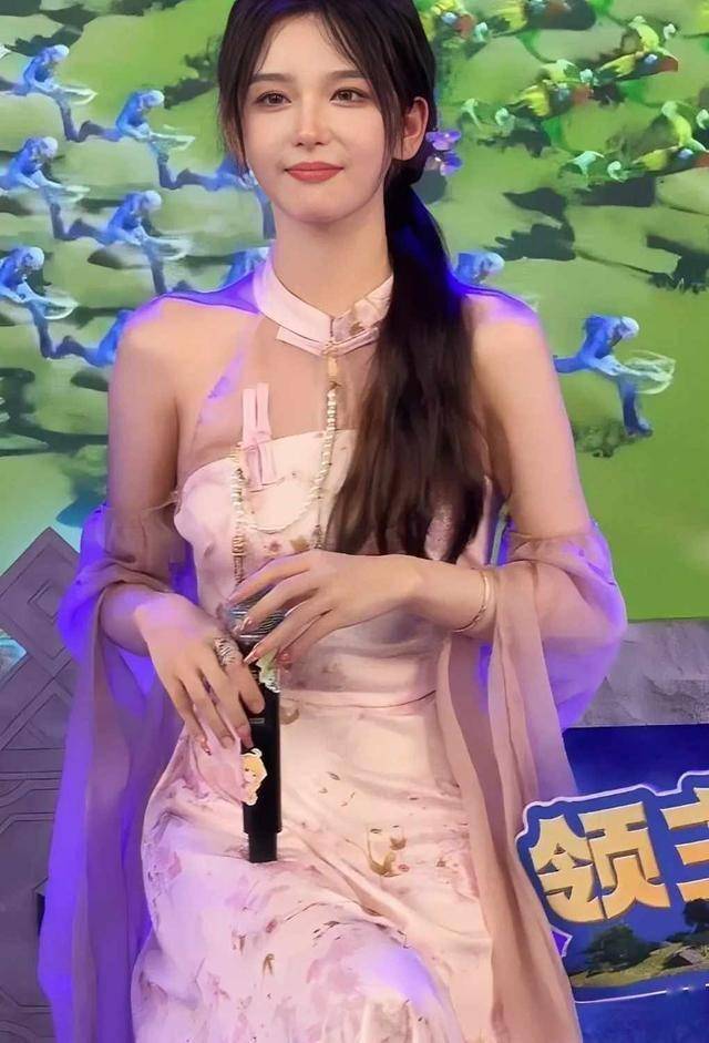 S15赛事解说Rita新中式造型(xíng)出(chū)圈 网友直呼(hū)塔(tǎ)子(zi)姐(jiě)好美