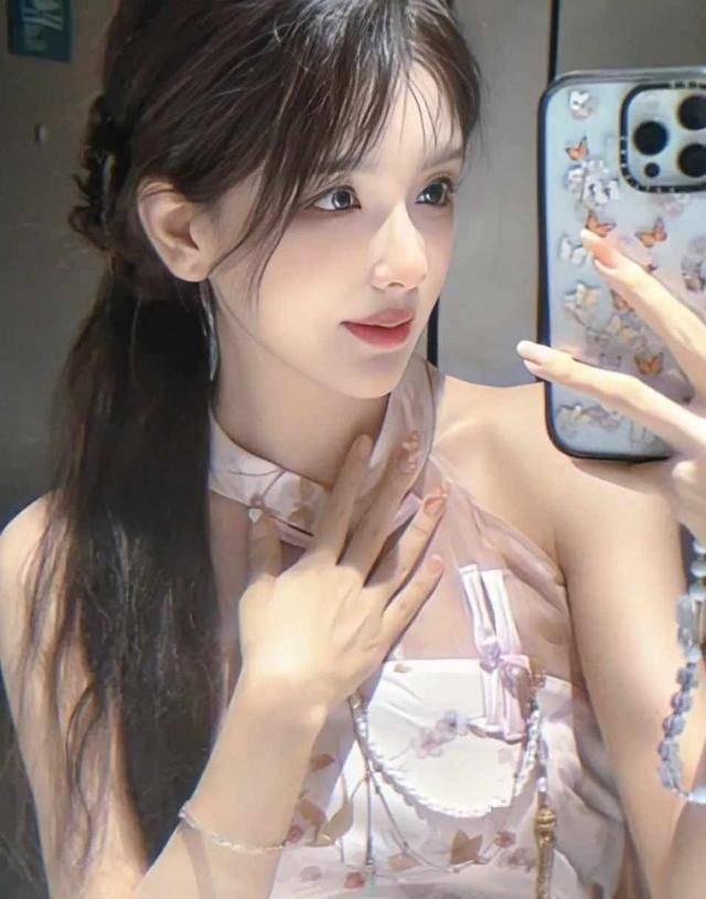 S15赛事解说Rita新中式造型(xíng)出(chū)圈 网友直呼(hū)塔(tǎ)子(zi)姐(jiě)好美