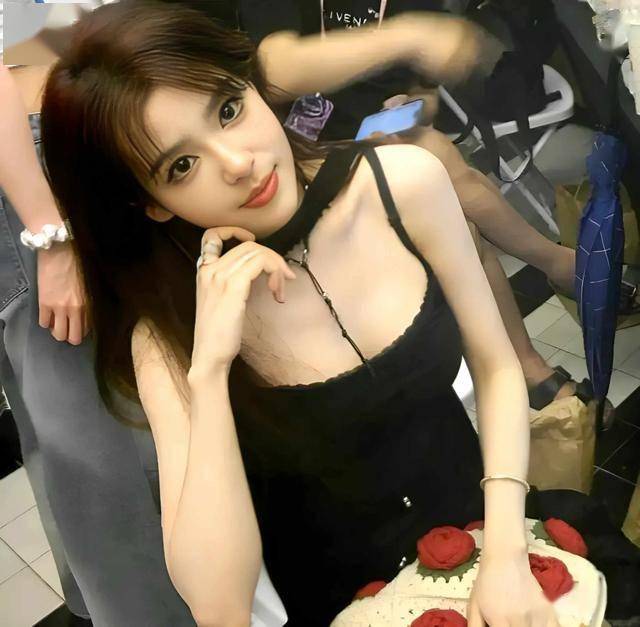 S15赛事解说Rita新中式造型(xíng)出(chū)圈 网友直呼(hū)塔(tǎ)子(zi)姐(jiě)好美