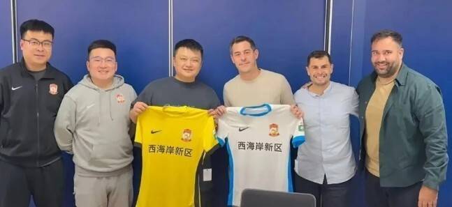 青岛媒体：西海岸(àn)投资人考(kǎo)察(chá)拉(lā)玛西亚青訓(xùn)营，与青訓(xùn)专家交流