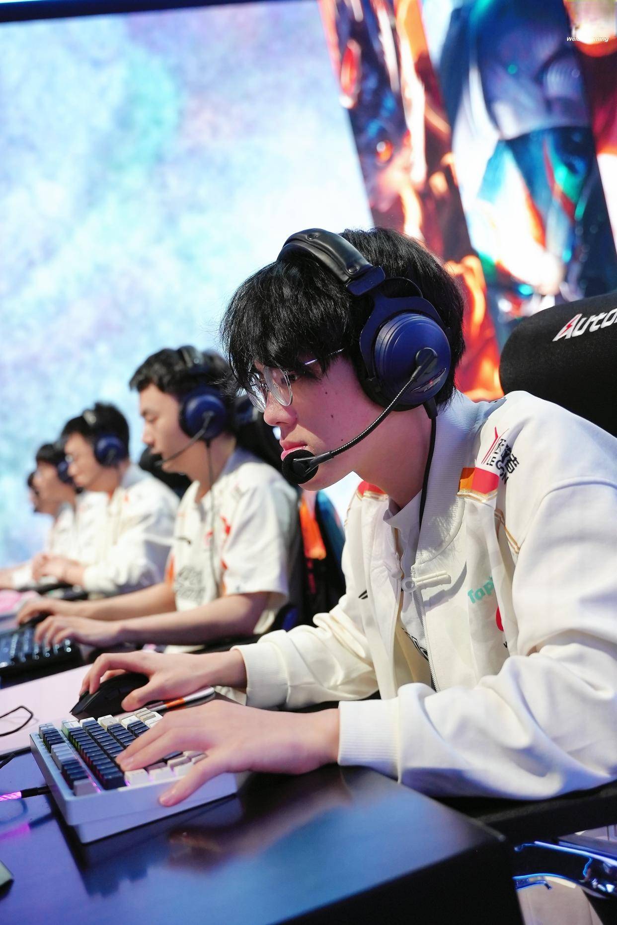 LOL主播(bō)集体遭遇瓶颈期！UZI感歎(tàn)直(zhí)播(bō)没人(rén)看(kàn)：要(yào)是卢本伟還(hái)在就好(hǎo)了(le)