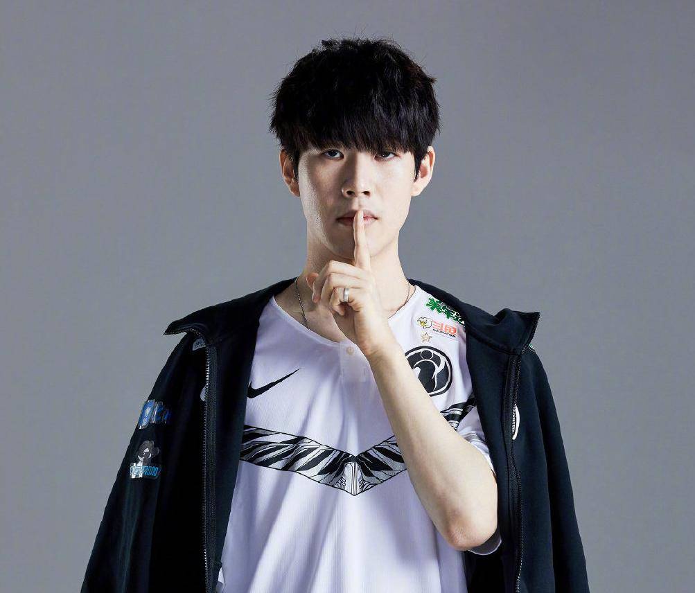 LOL主播(bō)集体遭遇瓶颈期！UZI感歎(tàn)直(zhí)播(bō)没人(rén)看(kàn)：要(yào)是卢本伟還(hái)在就好(hǎo)了(le)