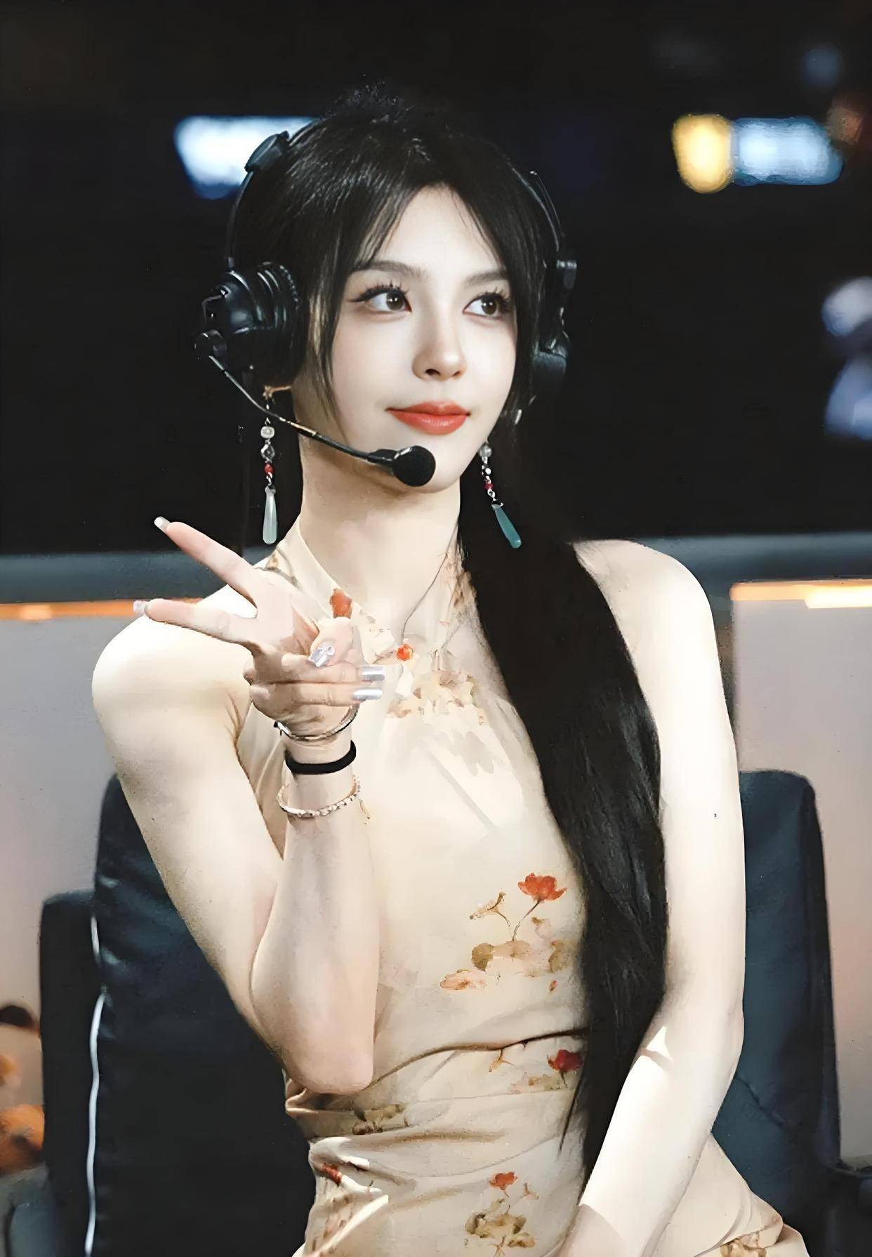 解(jiě)说Rita那(nà)么漂亮(liàng)，为什么没有职业选手和解(jiě)说追求她(tā)？